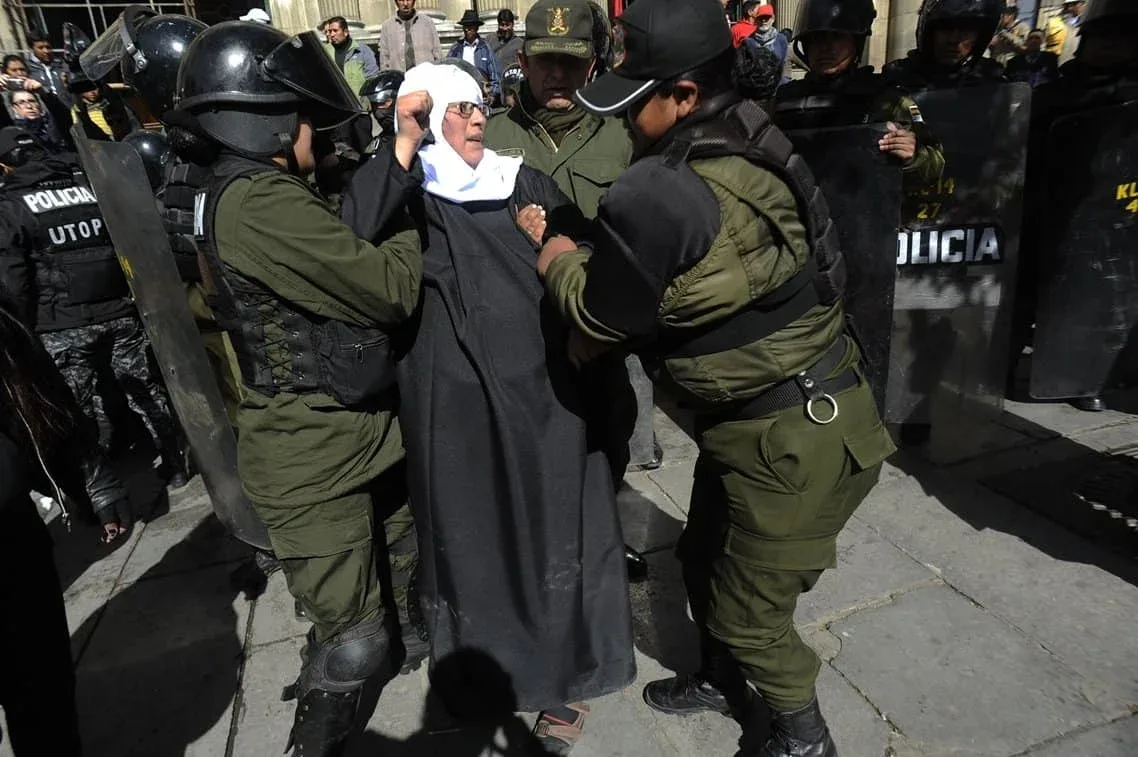 Varias hermanas opusieron resistencia durante su arresto